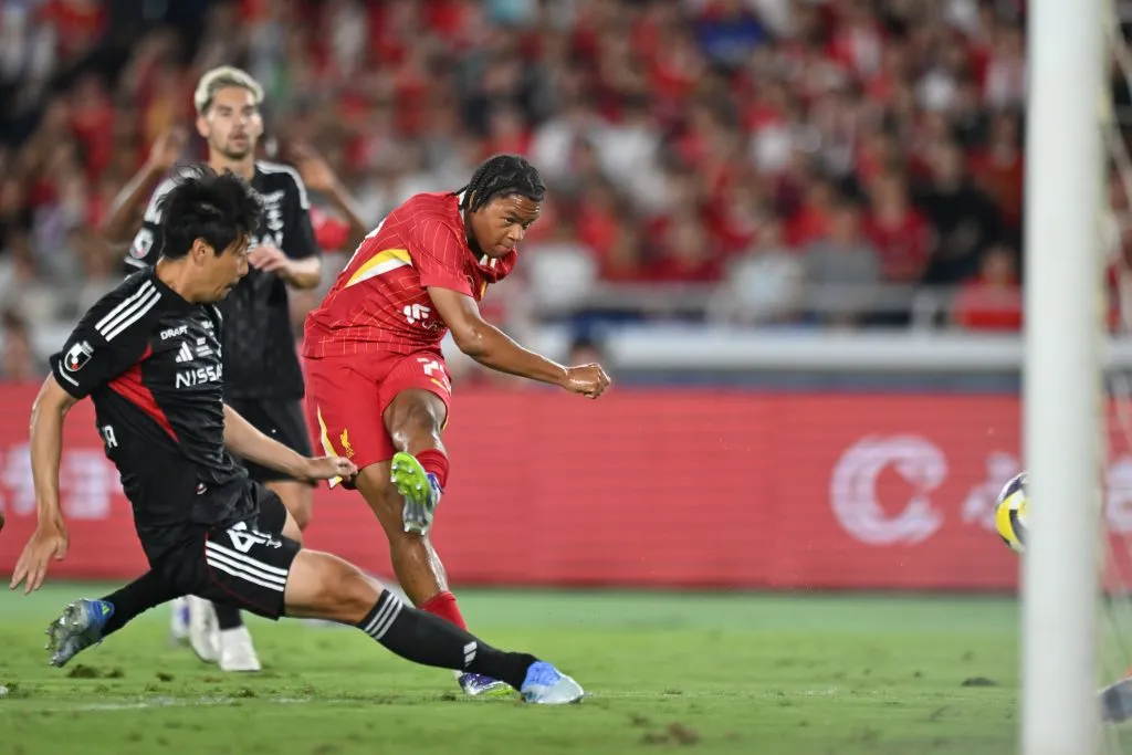 Rio Ngumoha of Liverpool em ação contra o Yokohama. Jogador vem sendo elogiado pela torcida, que diz que o garoto de 16 anos é melhor que Rodrygo (Photo by Kenta Harada/Getty Images)