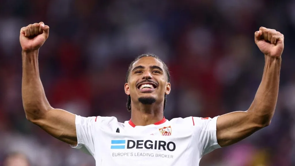 Zagueiro Loïc Badé com a camisa do Sevilla. Foto de Clive Rose/Getty Images