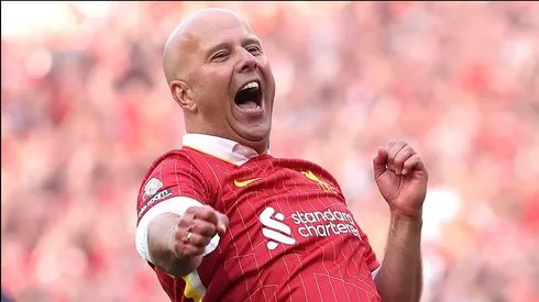 Treinador Arne Slot comemora pelo Liverpool. ( Foto: Carl Recine/Getty Images)