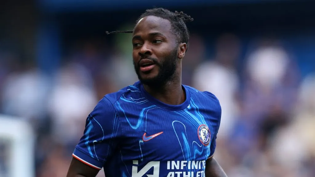 Sterling com a camisa do Chelsea