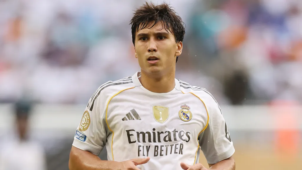 Gonzalo García correndo durante jogo do Real Madrid (Foto: Michael Reaves/Getty Images)