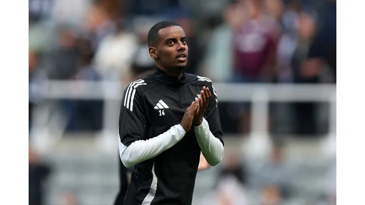 Carragher critica preço de Isak e compara com Mbappé. (Photo by George Wood/Getty Images)