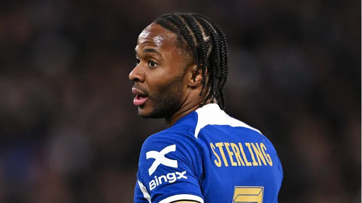 Chelsea não negociou Sterling nas últimas horas da janela por não ter recebido nenhuma proposta concreta. Mesmo assim, o jogador pode não ser aproveitado pelo treinador Enzo Maresca, segundo o portal The Times. Foto: Mike Hewitt/Getty Images)