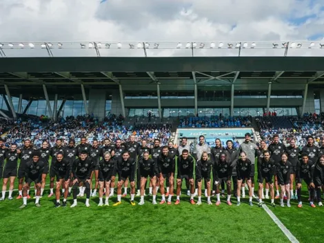 Jogadores do Manchester City se reunem com time feminino em evento do clube