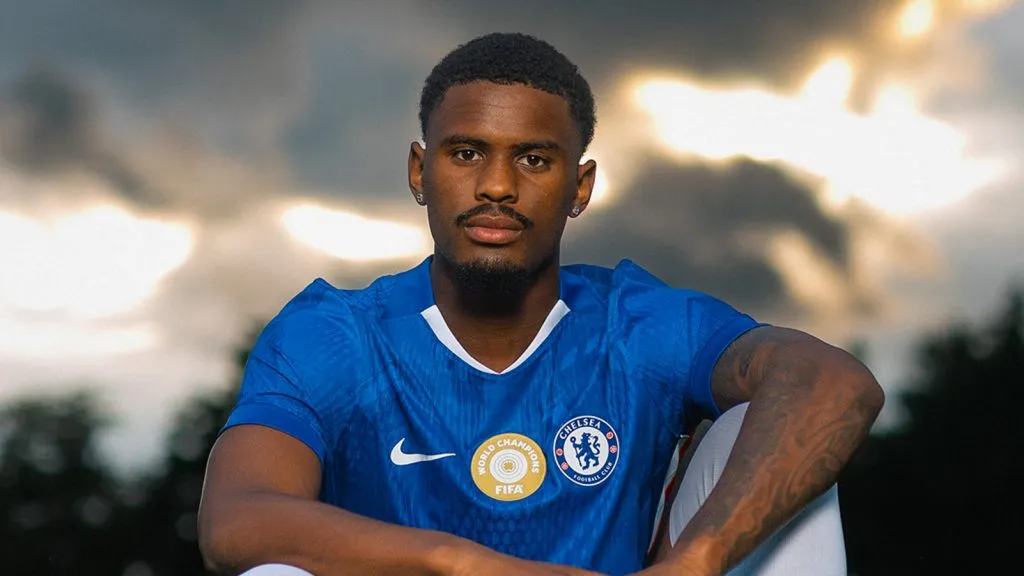 Mesmo atuando como lateral, Hato demonstrou respeito ao zagueiro brasileiro e promete entregar segurança e versatilidade na defesa londrina. (Foto: Divulgação/Twitter)