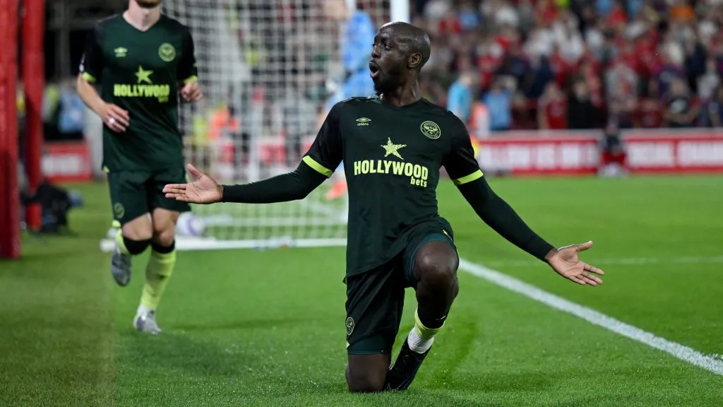 Yoane Wissa, de Brentford, comemora gol. Foto: Shaun Botterill/Getty Images