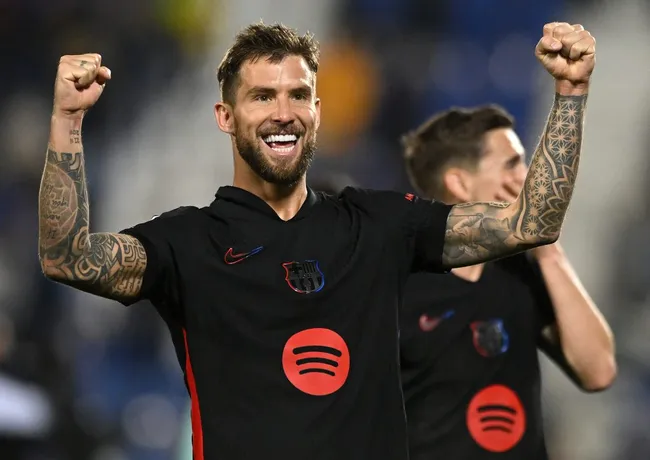 Iñigo Martinez, zagueiro do FC Barcelona, pode deixar o clube a qualquer momento para defender as cores do Al-Nassr, segundo os jornalistas Matteo Moretto e Fabrizio Romano.  (Photo by Denis Doyle/Getty Images)