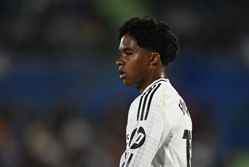 Endrick em ação pelo Real Madrid. (Photo by Denis Doyle/Getty Images)