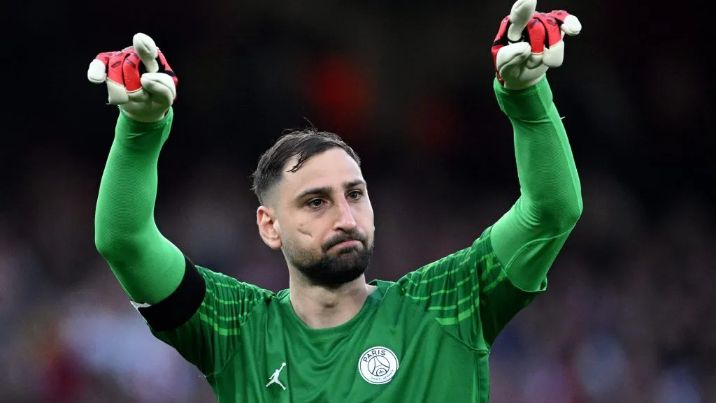Donnarumma, goleiro do PSG, de camisa verde, em campo. foto: Justin Setterfield/Getty Images