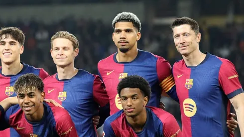 Chelsea decide avançar no interesse por Ronald Araújo. Foto: Judit Cartiel/Getty Images)