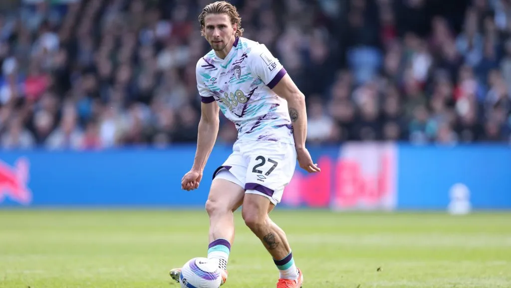 Illya Zabarnyi passa a bola durante a partida. Foto: Warren Little/Getty Images