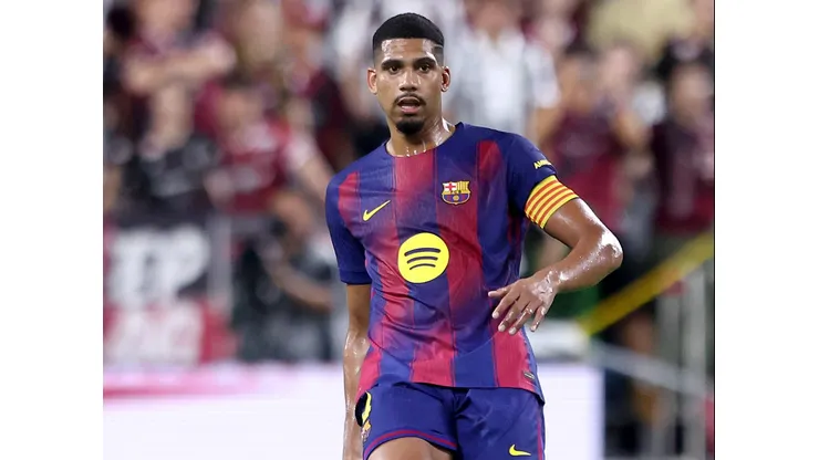 Ronald Araújo em jogo do Barcelona. Jogador está na mira do Liverpool. Foto: Paul Miller/Getty Images