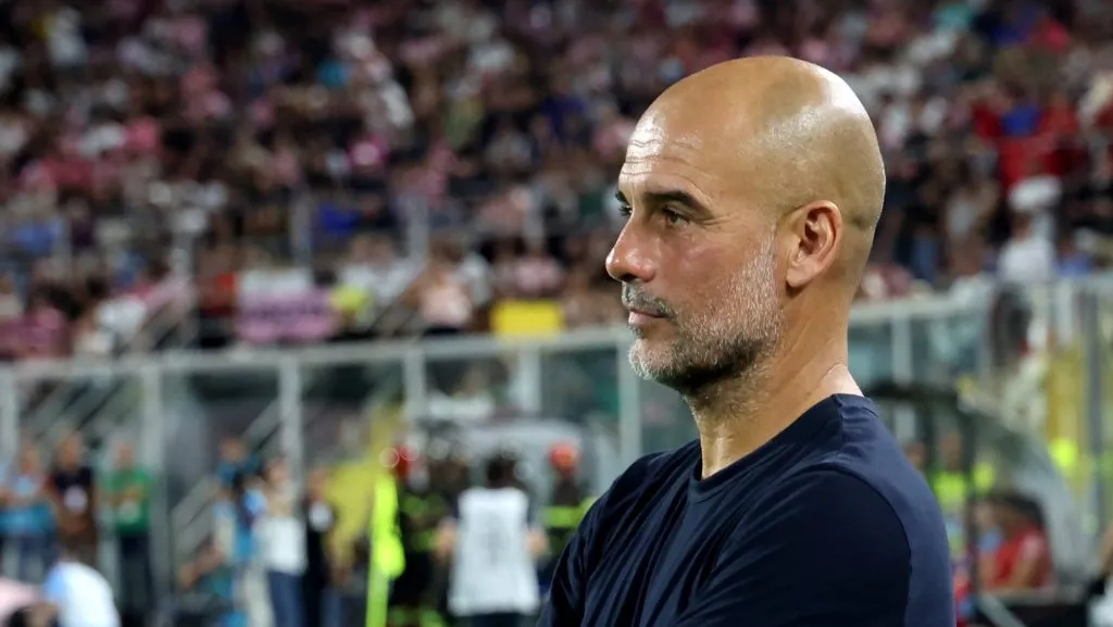 Em meio a uma reformulação na comissão técnica, Pep Guardiola assume postura mais observadora enquanto Pepijn Lijnders e Kolo Toure conduzem os treinamentos do Manchester City. (Photo by Maurizio Lagana/Getty Images)