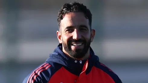 Ruben Amorim sorri ao ser perguntado sobre a chegada de Donnarumma no Manchester United.(Photo by Alex Livesey/Getty Images)