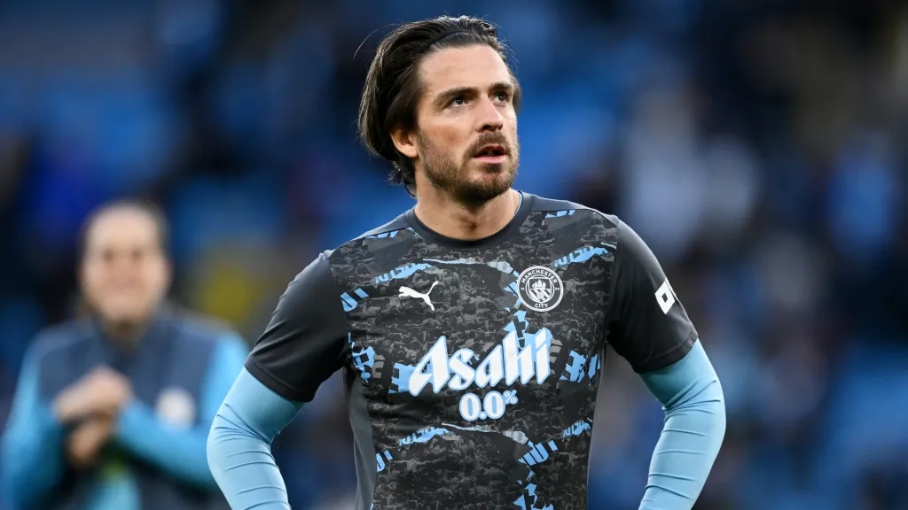 Jack Grealish no aquecimento para partida do Manchester City (Foto: Gareth Copley/Getty Images)