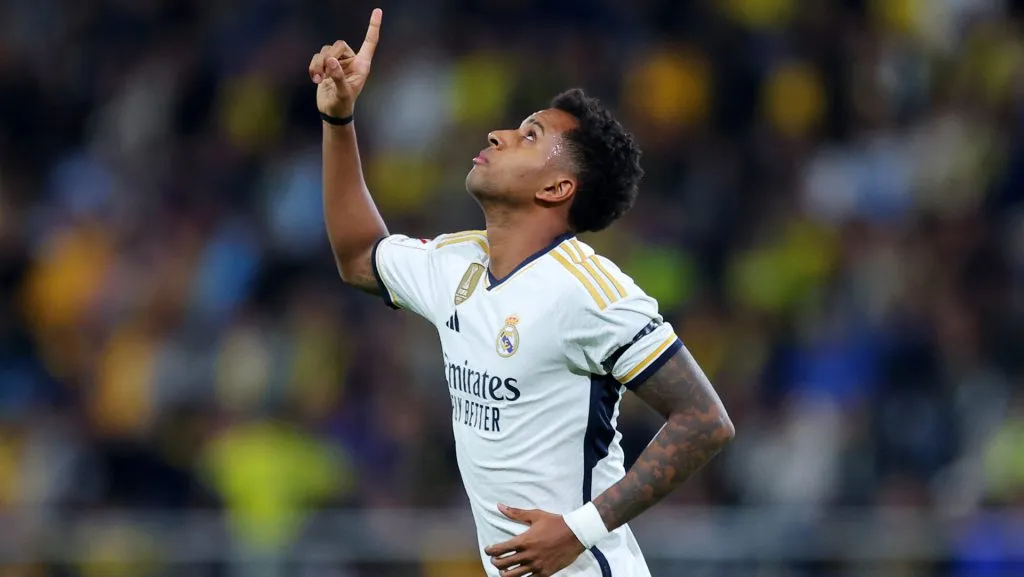 Rodrygo conduz a bola pelo Real Madrid em jogo da Champions League