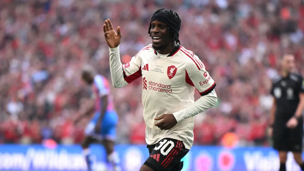 Jeremie Frimpong comemora gol com a camisa do Liverpool (Foto: Clive Mason/Getty Images)
