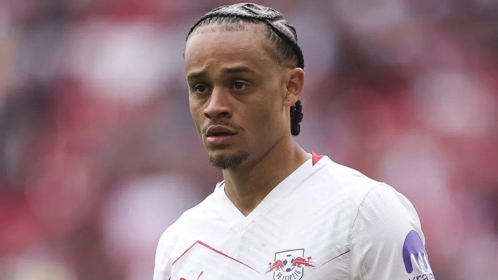 Xavi Simons, em campo, com a camisa branca. (Foto: Maja Hitij/Getty Images)