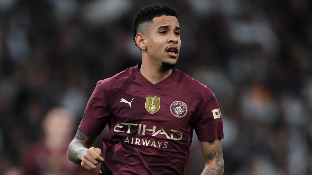 Savinho com a camisa vinho do Manchester City (Foto: David Ramos/Getty Images)