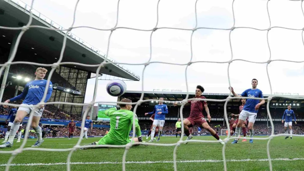 Manchester City enfrenta o Everton no Etihad Stadium. Foto: Carl Recine/Getty Images