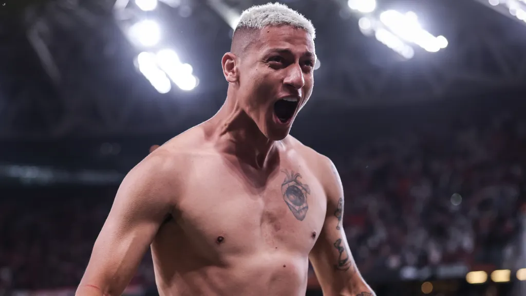 Richarlison comemora gol do Tottenham sem camisa (Foto: Ryan Pierse/Getty Images)