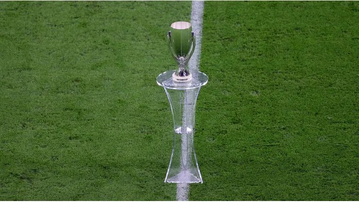 Taça da Supercopa (Photo by Laszlo Szirtesi/Getty Images)