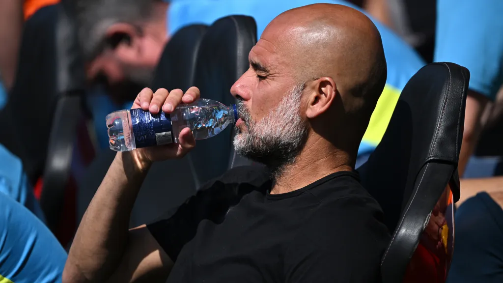 Pep Guardiola bebendo água durante partida do Manchester City (Foto: Mike HewittGetty Images)