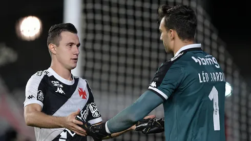 Léo Jardim e Lucas Piton jogador do Vasco durante partida contra o Operário (Foto: Thiago Ribeiro/AGIF)