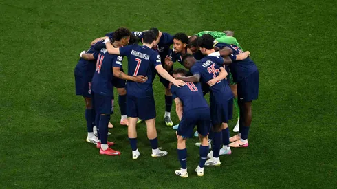 Elenco do PSG se reúne no centro do gramado antes da partida. Foto: Dan Mullan/Getty Images