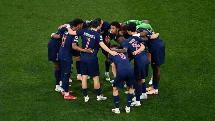 Elenco do PSG se reúne no centro do gramado antes da partida. Foto: Dan Mullan/Getty Images
