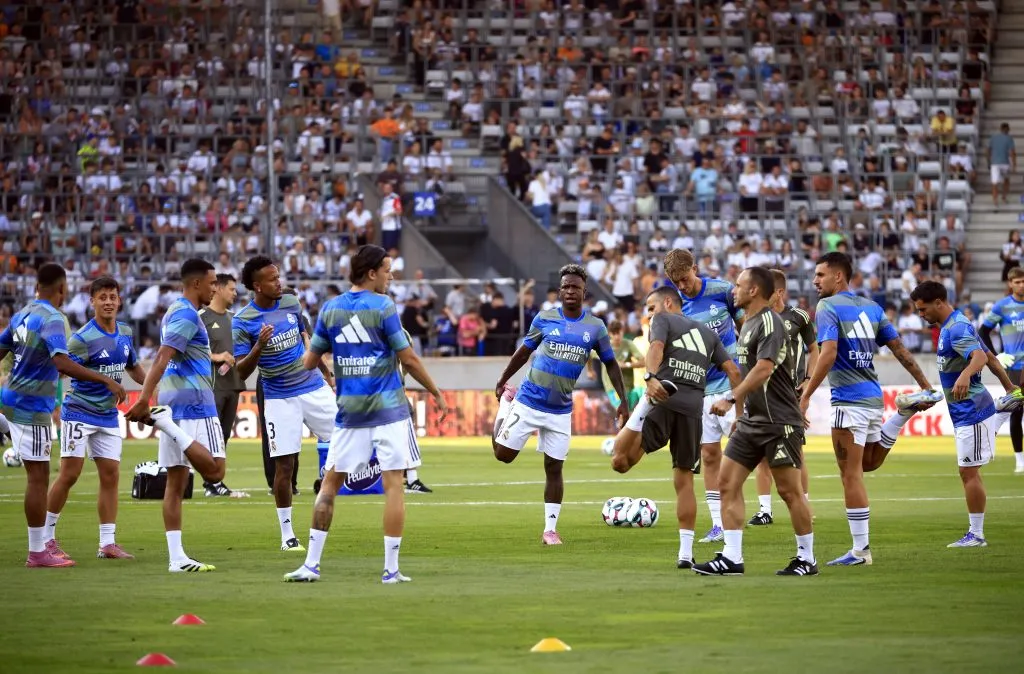 Jogadores do Real Madrid no aquecimento antes da partida contra o WSG Tirol. (Photo by Jan Hetfleisch/Getty Images)