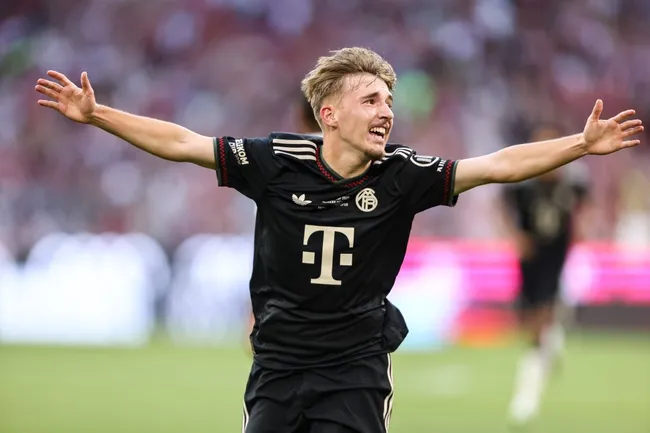 Lennart Karl do FC Bayern München  comemora seu gol pelo time. Ele novamente fez um gol em Grasshopper – Bayern e alguns torcedores o colocaram como melhor que Lamine Yamal.