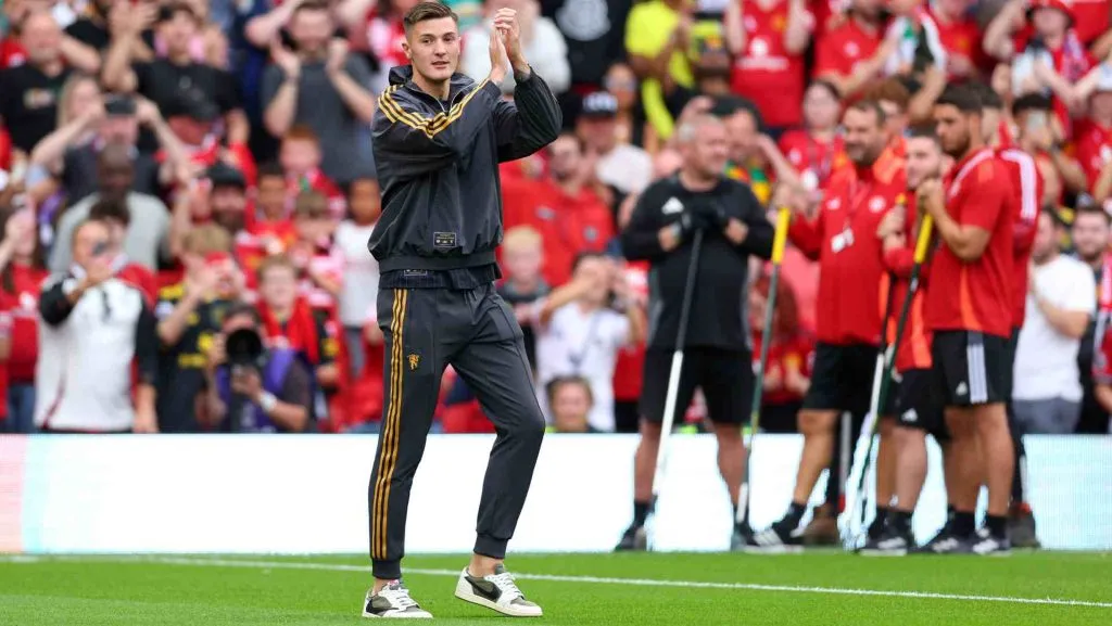 Benjamin Sesko após ser apresentado aos torcedores. Foto: Molly Darlington/Getty Images