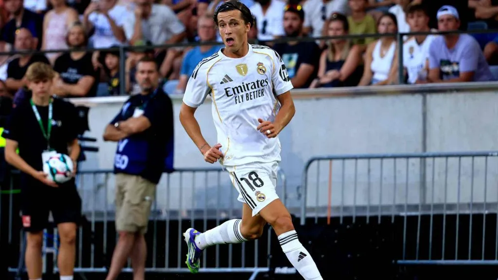 Lateral Álvaro Carreras conduz a bola em jogo oficial pelo Real Madrid