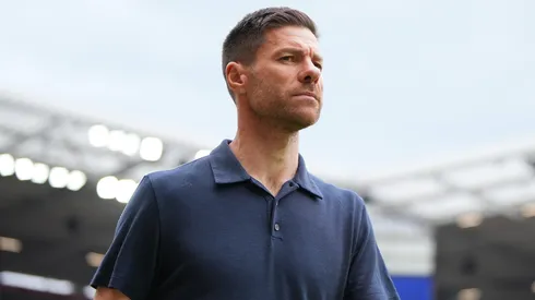 Técnico Xabi Alonso em jogo do Leverkusen (Foto: Pau Barrena/Getty Images)