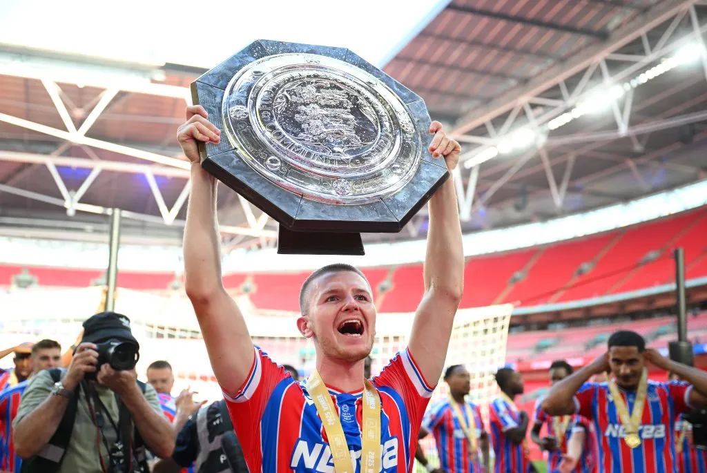 Adam Wharton conquistou a Supercopa da Inglaterra com o Crystal Palace diante do Liverpool já nesta temporada. (Foto: Clive Mason/Getty Images)