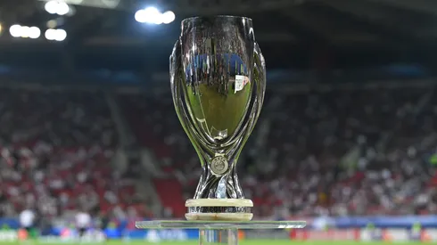 Taça da Supercopa da UEFA (Foto: Claudio Villa/Getty Images)
