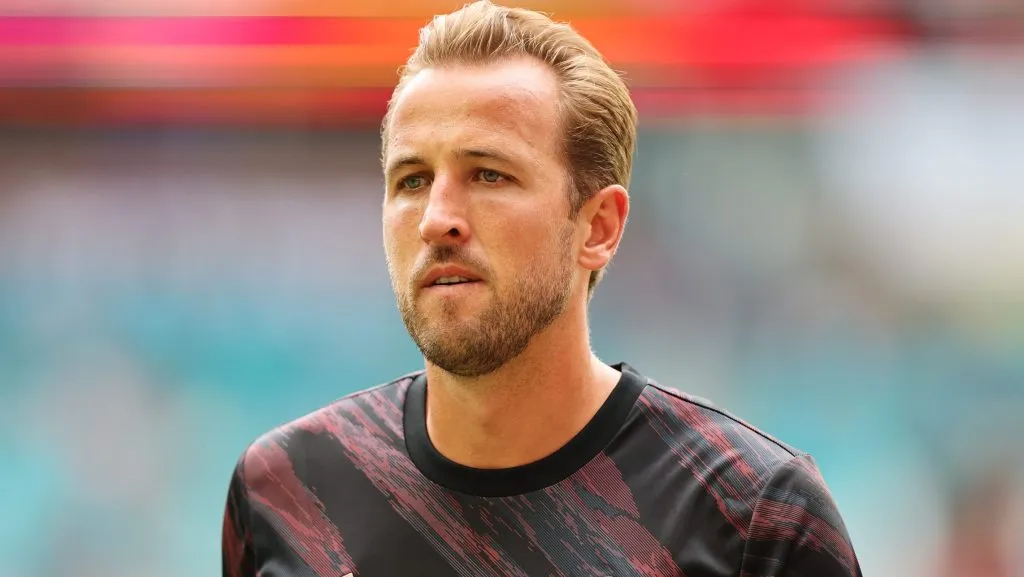 Harry Kane, em campo, com a camisa preta e vinho do Bayern de Munique