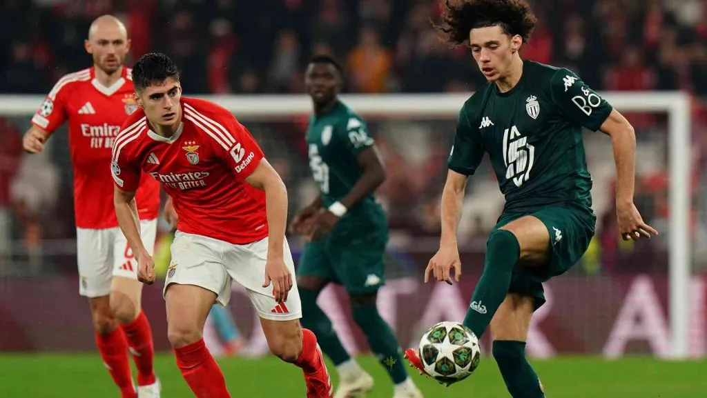 Maghnes Akliouche em ação durante a partida do play-off. Foto: Gualter Fatia/Getty Images