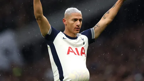 Richarlison mira título da Supercopa pelos Spurs em PSG x Tottenham. Foto: Alex Pantling/Getty Images