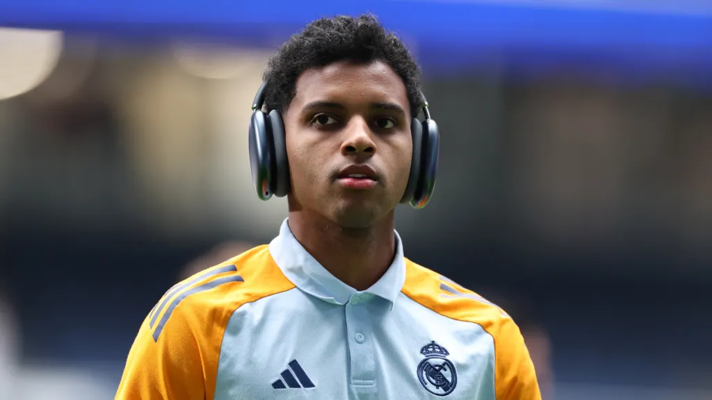 Rodrygo chegando no estádio para partida do Real Madrid (Foto: Florencia Tan Jun/Getty Images)