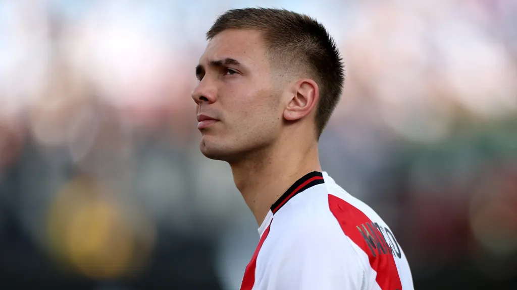 Franco Mastantuono de lado durante partida do River Plate (Foto: Harry How/Getty Images)