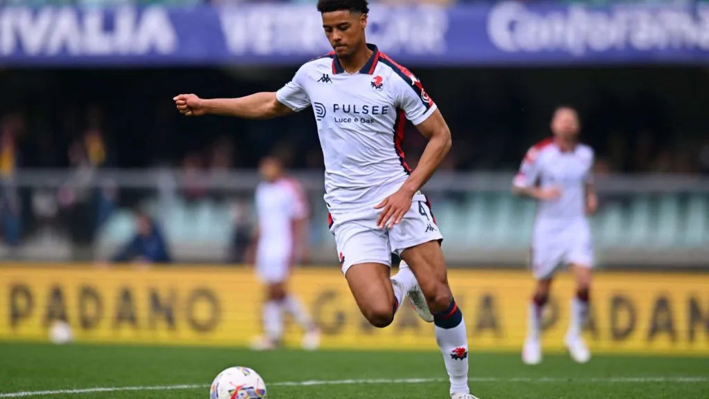 Koni De Winter, do Genoa, durante a partida da Série A. Fonte: Alessandro Sabattini/Getty Images