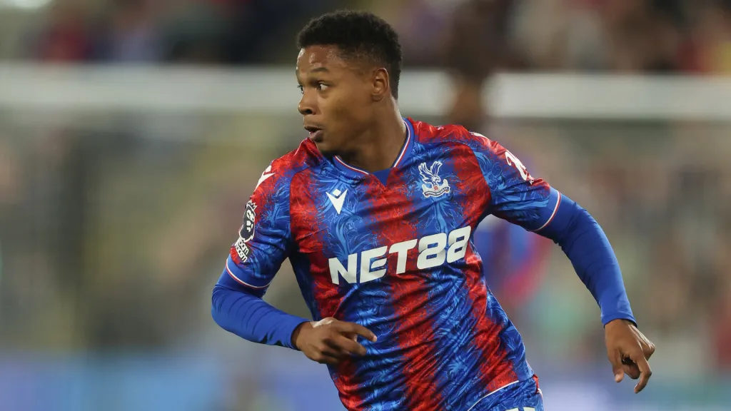Matheus França correndo durante partida pelo Crystal Palace (Foto: Richard Pelham/Getty Images)