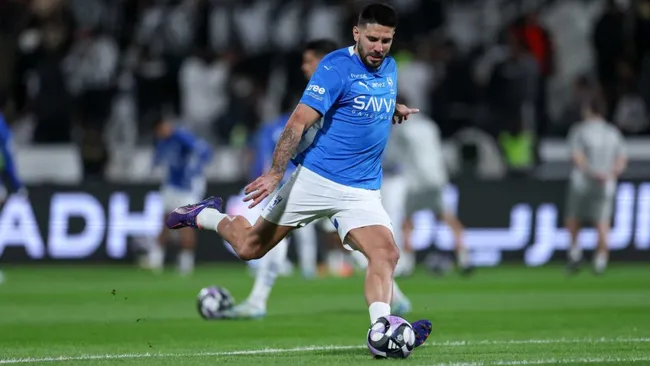 Aleksandar Mitrovic se aquece antes da partida. Foto: &nbsp;Abdullah Ahmed/Getty Images