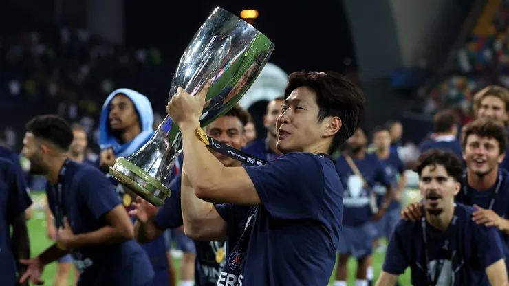 Lee Kang-in comemorando título do PSG. Foto: Claudio Villa
