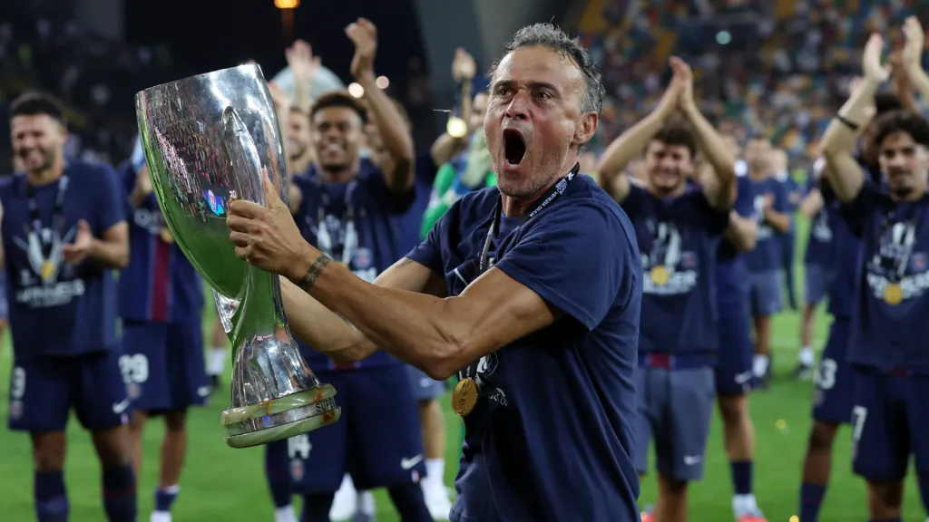 Luis Enrique com a taça da Supercopa da UEFA pelo PSG (Foto: Claudio Villa/Getty Images)
