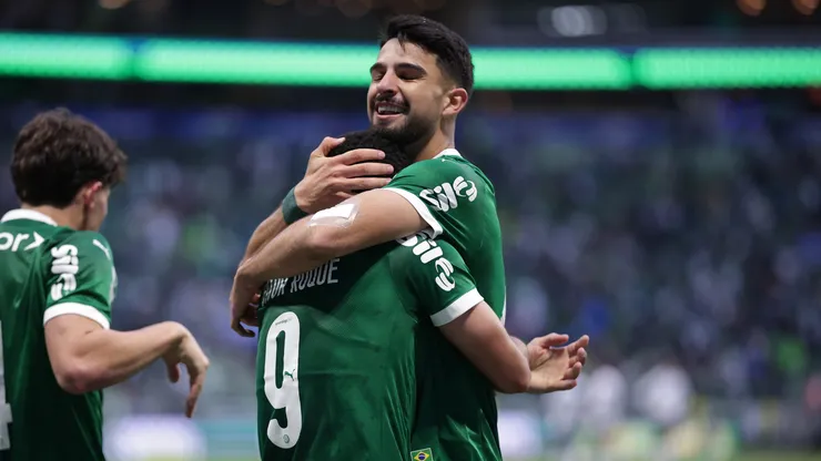 Flaco López e Vitor Roque juntos pelo Palmeiras. Foto: Ettore Chiereguini/AGIF