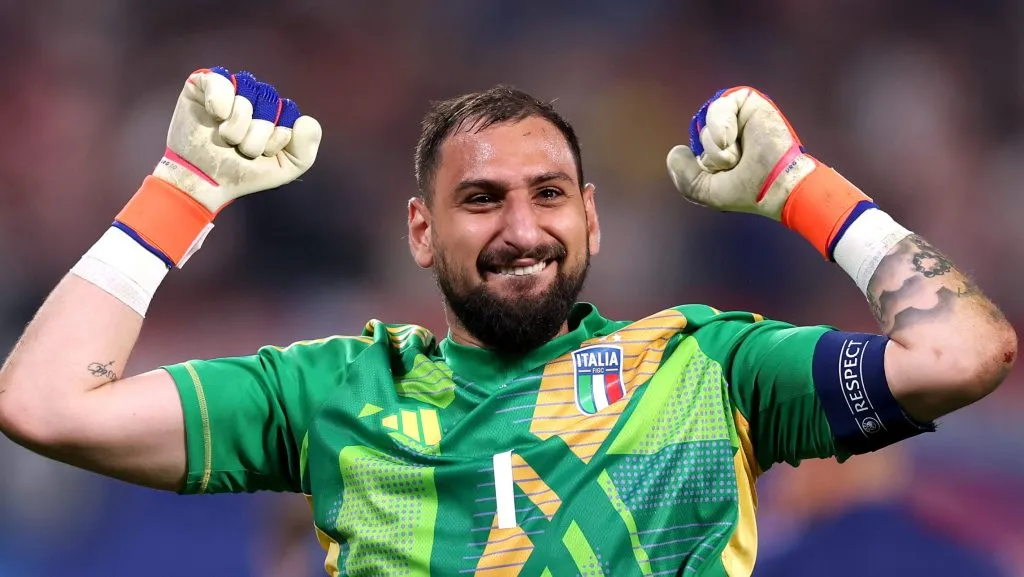 Gianluigui Donnarumma, em campo, com a camisa azul da Itália. Foto: Julian Finney/Getty Images