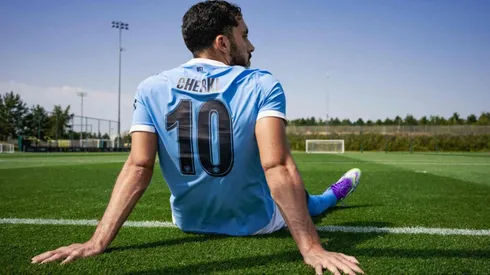 Cherki é oficialmente anunciado como novo camisa 10 do Manchester City, assumindo a vaga deixada por Jack Grealish. Foto: divulgação/Manchester City